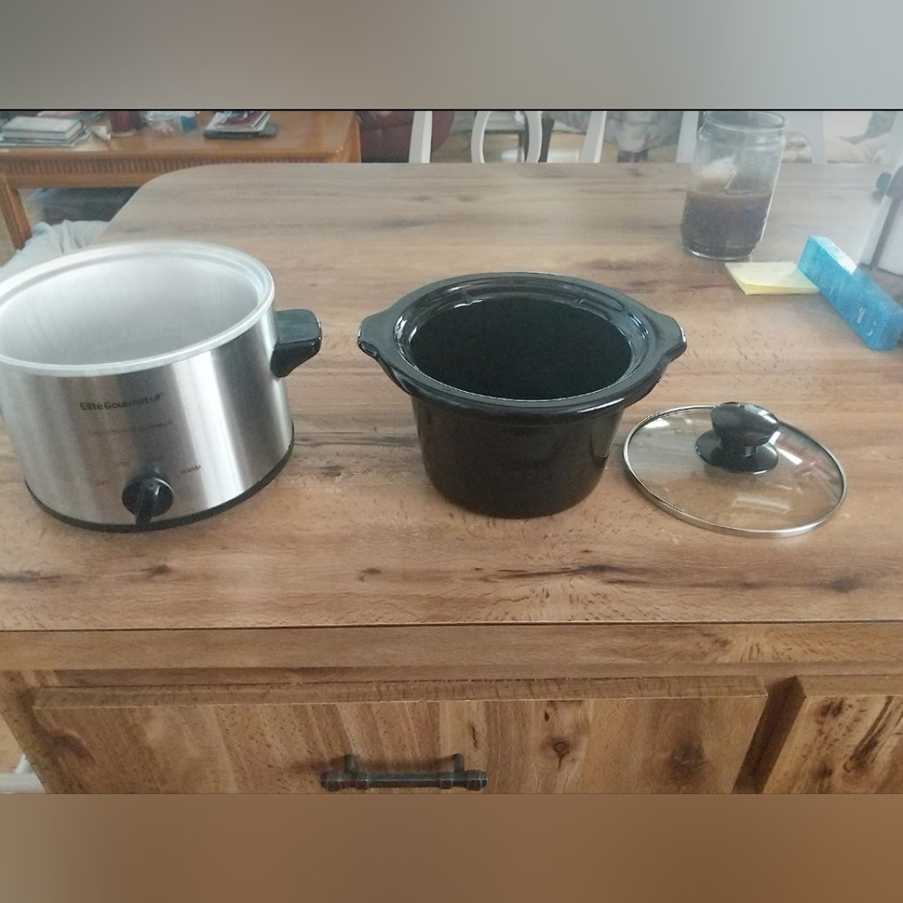 1.6 quart slow cooker with adjustable temperature lever